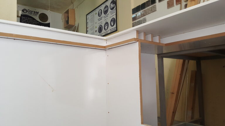 Réalisation de Comptoir en Corian pour la PHARMACIE MODERNE – Pharmacie à Marrakech