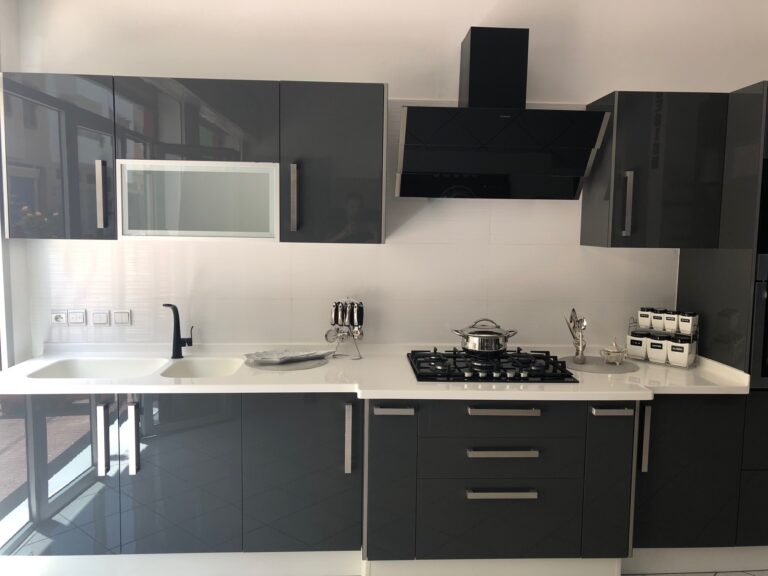 Cuisine moderne en Corian blanc – Élégance et durabilité par Corsaf Design 2