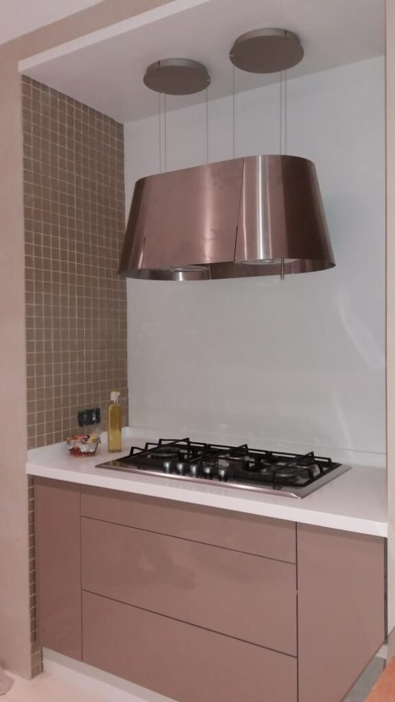 Cuisine moderne en Corian blanc – Élégance et durabilité par Corsaf Design 1